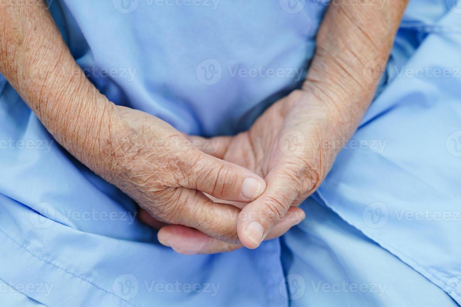 asiatische ältere seniorin, patientin, sitzend und lächelndes gesicht mit glücklichem auf dem bett im krankenhaus. foto