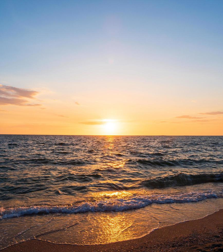 Panorama Vorderseite Standpunkt Landschaft Reise Sommer- Meer Wind Welle cool auf Urlaub Ruhe Küsten groß Sonne einstellen Himmel Licht Orange golden Natur tropisch schön Abend Stunde Tag beim Knall san Strand Thailand. foto