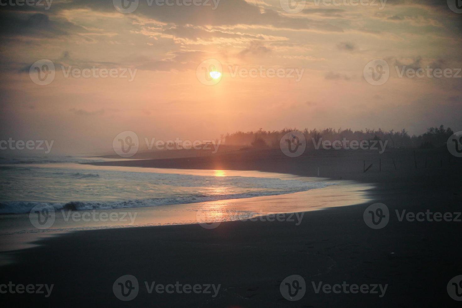 Sonnenuntergang auf das Strand mit ein Orange Himmel foto