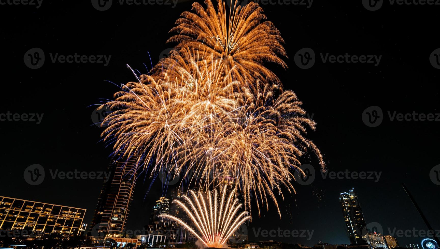 feuerwerk auf dem fluss im dunklen himmel foto