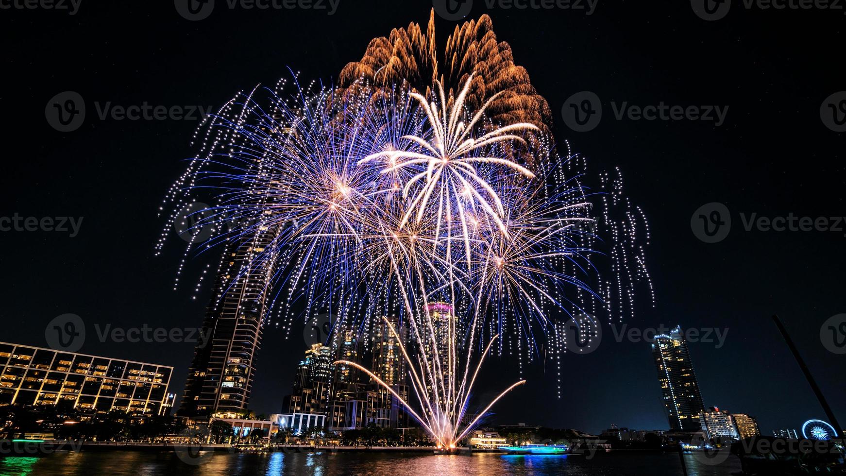 feuerwerk auf dem fluss im dunklen himmel foto