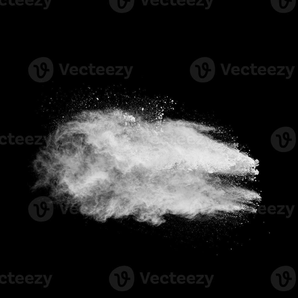 weiße pulverexplosionswolke vor schwarzem hintergrund.weiße staubpartikel spritzen. foto