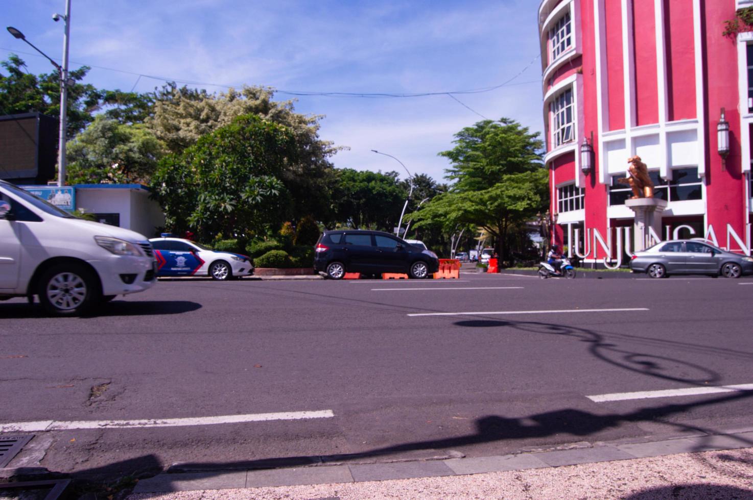 Surabaya, Indonesien, 2022 - - Aussicht von Straße Bedingungen auf surabaya tunjungan Straße foto