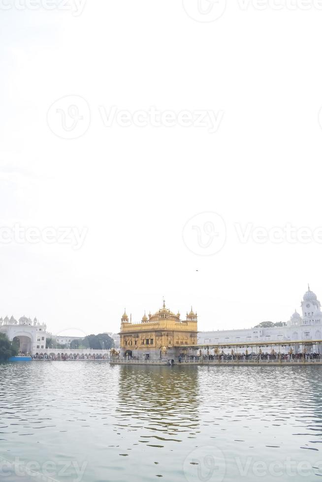 schön Aussicht von golden Tempel Harmandir sahib im Amritsar, Punjab, Indien, berühmt indisch Sikh Wahrzeichen, golden Tempel, das Main Heiligtum von sikhs im Amritsar, Indien foto