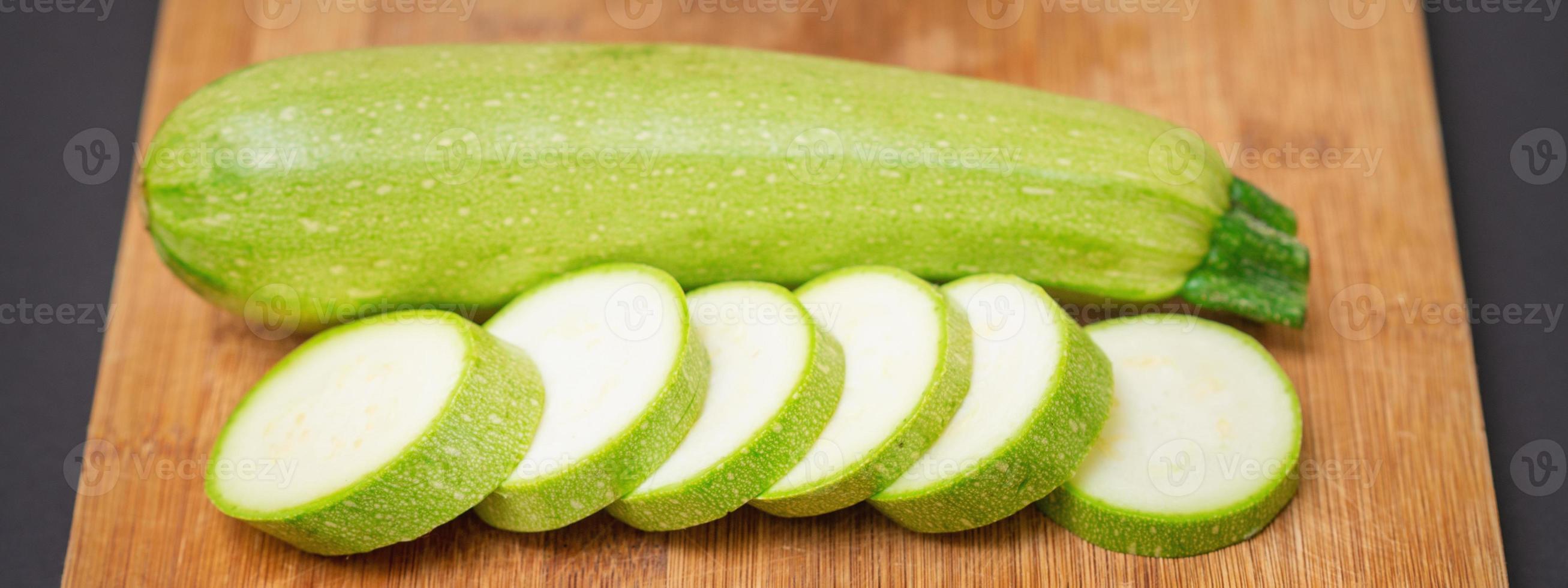 Scheiben von Zucchini auf hölzern Tafel foto