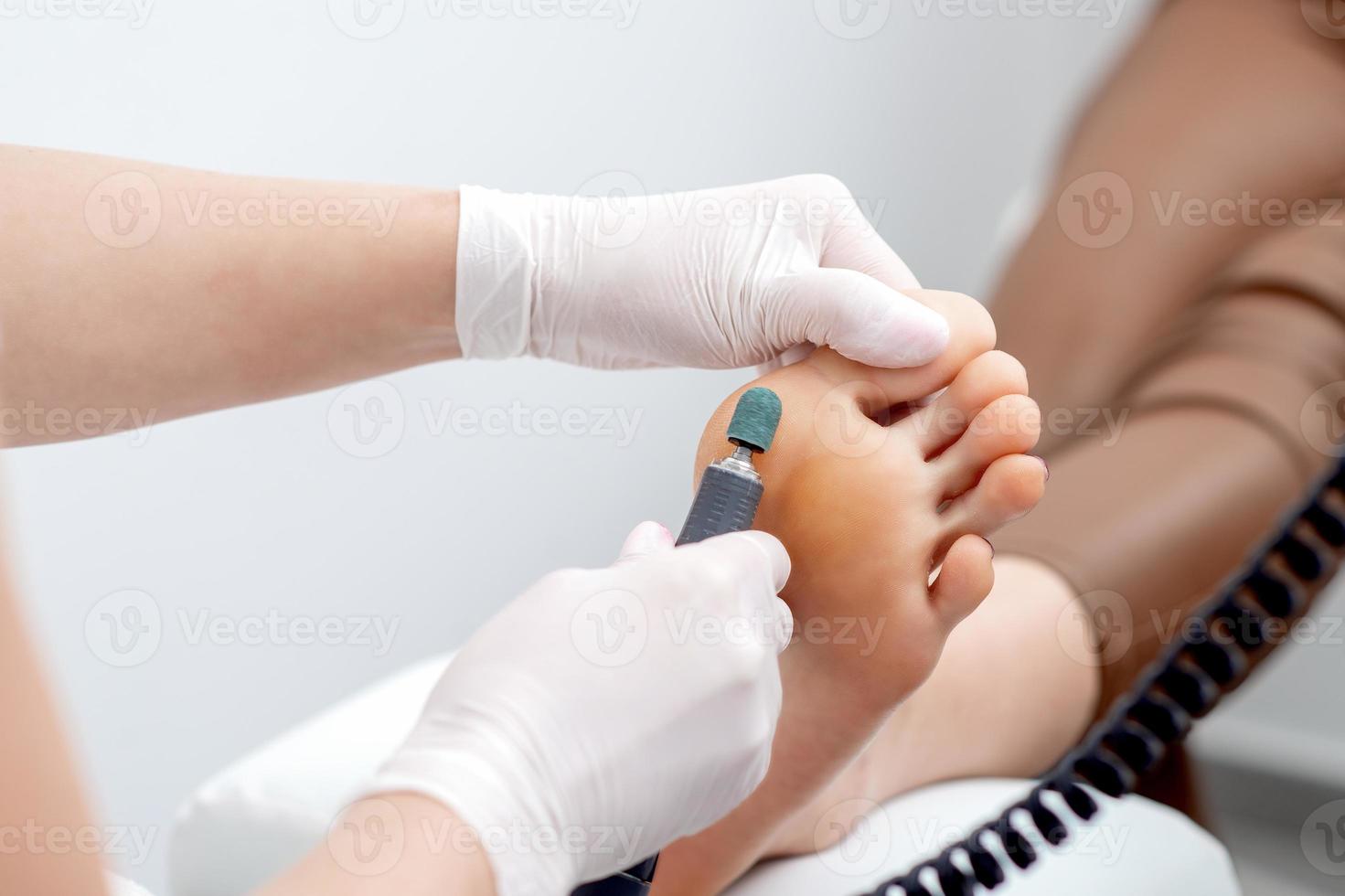 Peeling Füße Pediküre Verfahren auf Fuß foto