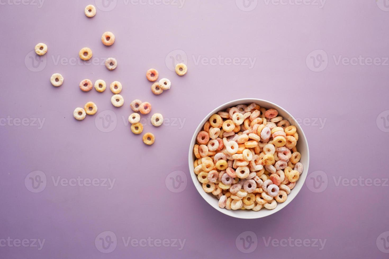 Blick von oben auf bunte Cornflakes in einer Schüssel foto