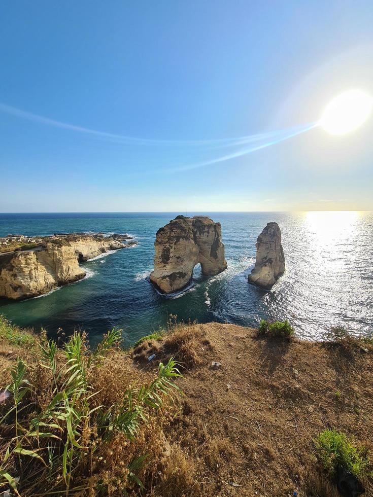 atemberaubend Aussicht von das Ozean und das Felsen von rauh im Libanon foto
