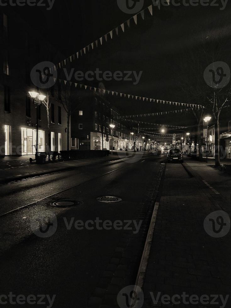 Straße dekoriert beim Nacht foto