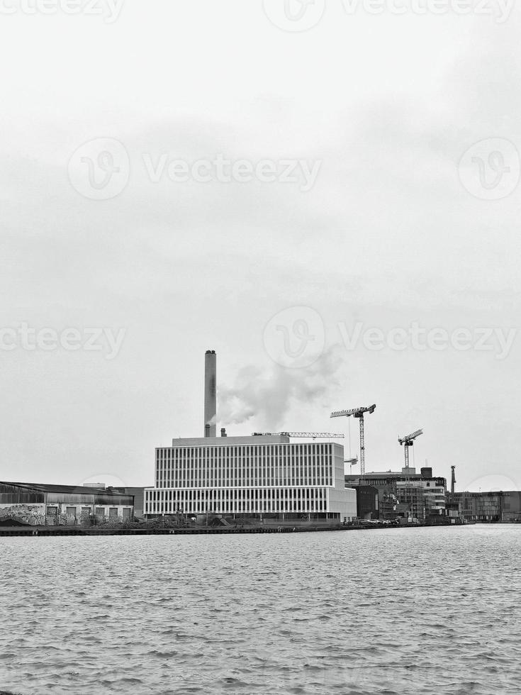 Aussicht von industriell Landschaft auf das backbord. schwarz und Weiß Foto. foto