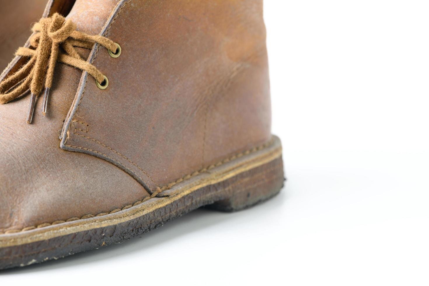 Pilz auf braun Leder Stiefel Schuhe isoliert auf Weiß foto
