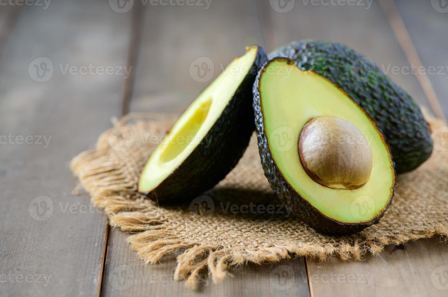 frisch Avocado auf Holz Hintergrund, hoch im Vitamine und Mineralien foto