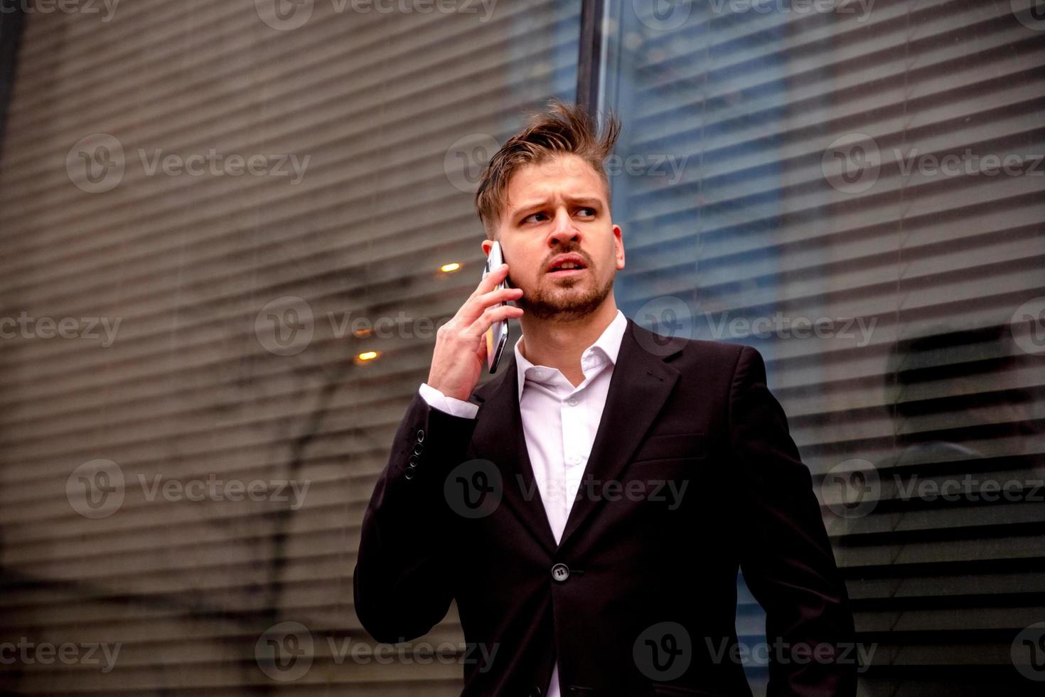 ein Kerl im ein passen sieht aus beim das Telefon emotional foto