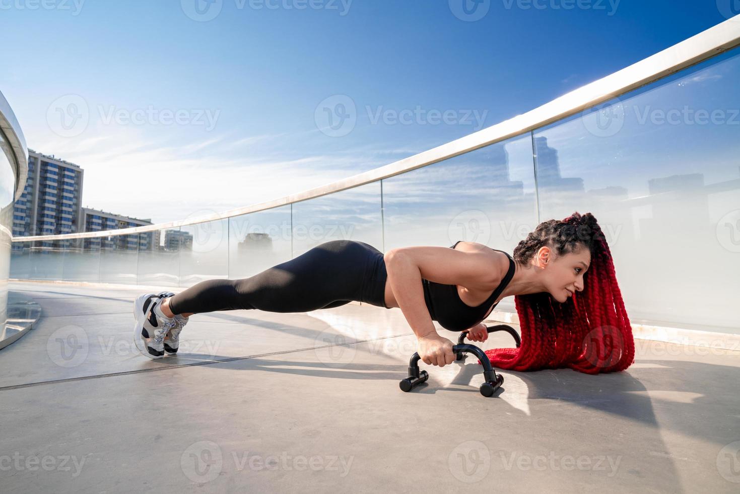 Fitness, Fitnessstudio und trainieren von ein Frau tun Planke Übung oder Ausbildung zum Wellness mit Fokus zum gesund Lebensstil. weiblich Athlet mit Körper Gewicht Routine zum stark Kern, Sport Gesundheit und Balance foto