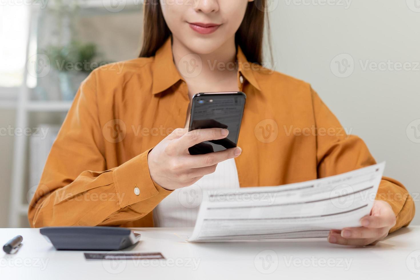 Bequemlichkeit online Internet Banken, asiatisch jung Frau Hand im Zahlung Rechnung, Ausgaben durch Scan qr Code, verwenden Telefon, Handy, Mobiltelefon zu Transfer oder Zahlen Geld von Anerkennung Karte ohne Kasse. Technologie von finanziell. foto