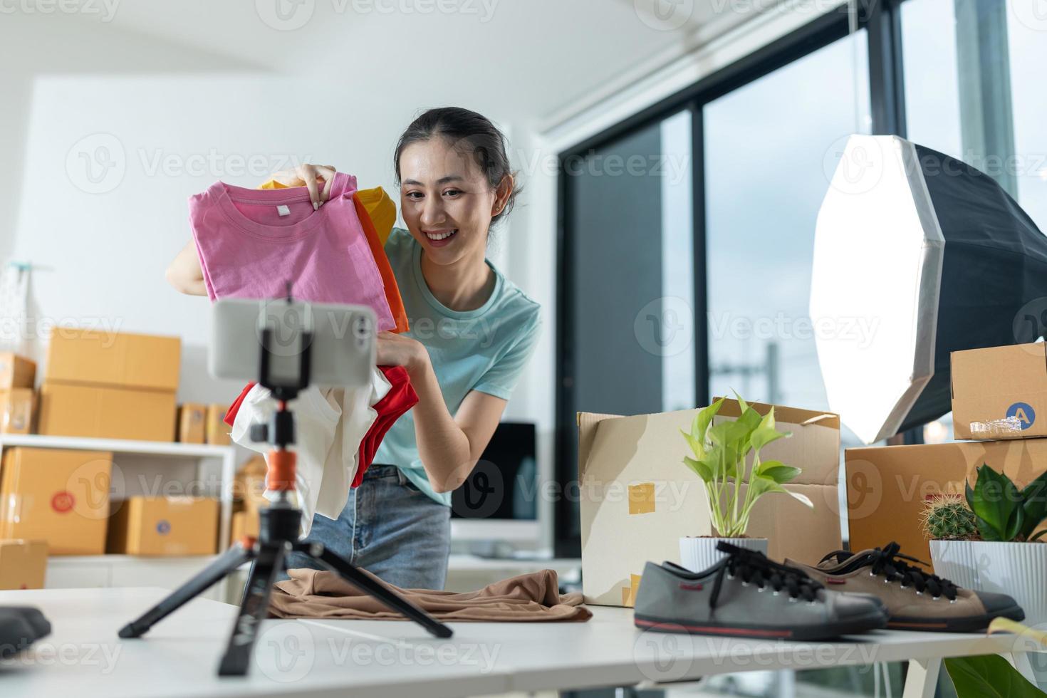 schön jung Frau Arbeiten beim online Geschäft tragen beiläufig Kleidung. foto