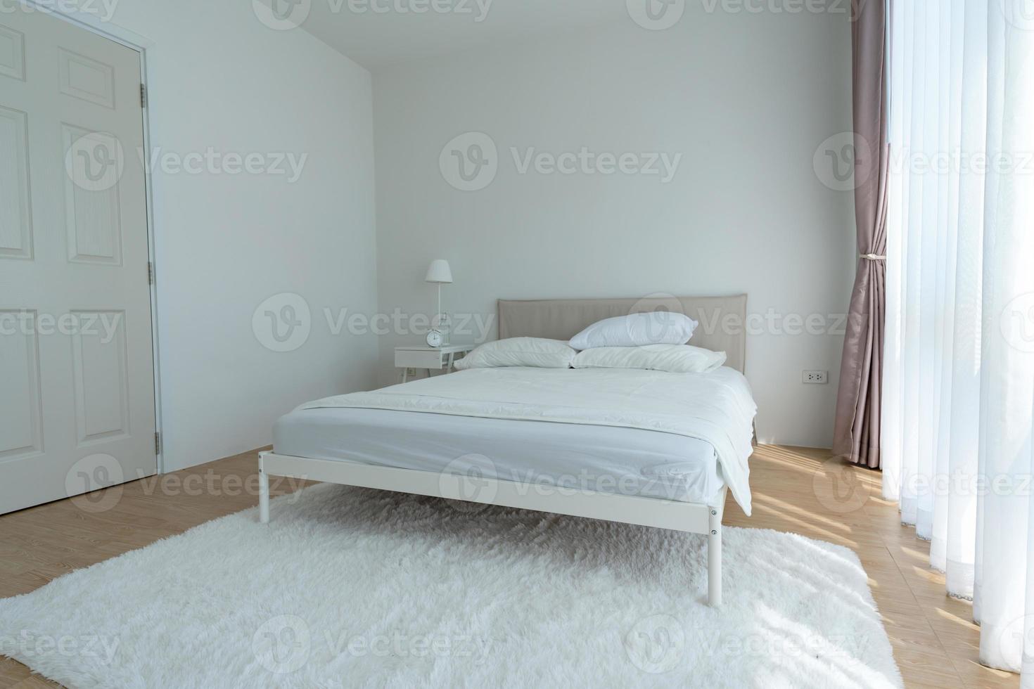 Weiß Schlafzimmer mit Weiß Vorhänge und Weiß Kissen foto