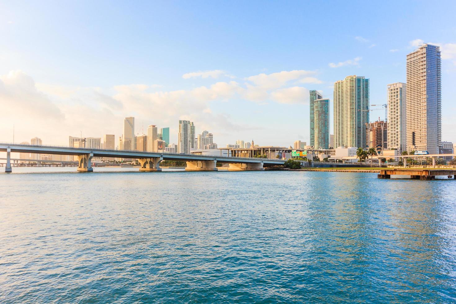 Skyline der Innenstadt von Miami an einem sonnigen und bewölkten Tag mit erstaunlicher Architektur foto