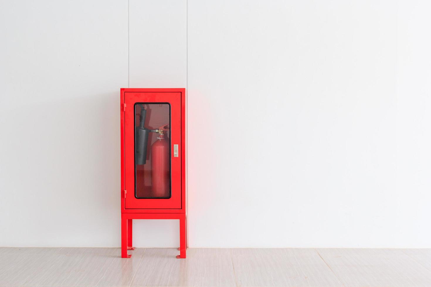 Feuerlöscher im roten Schrank foto
