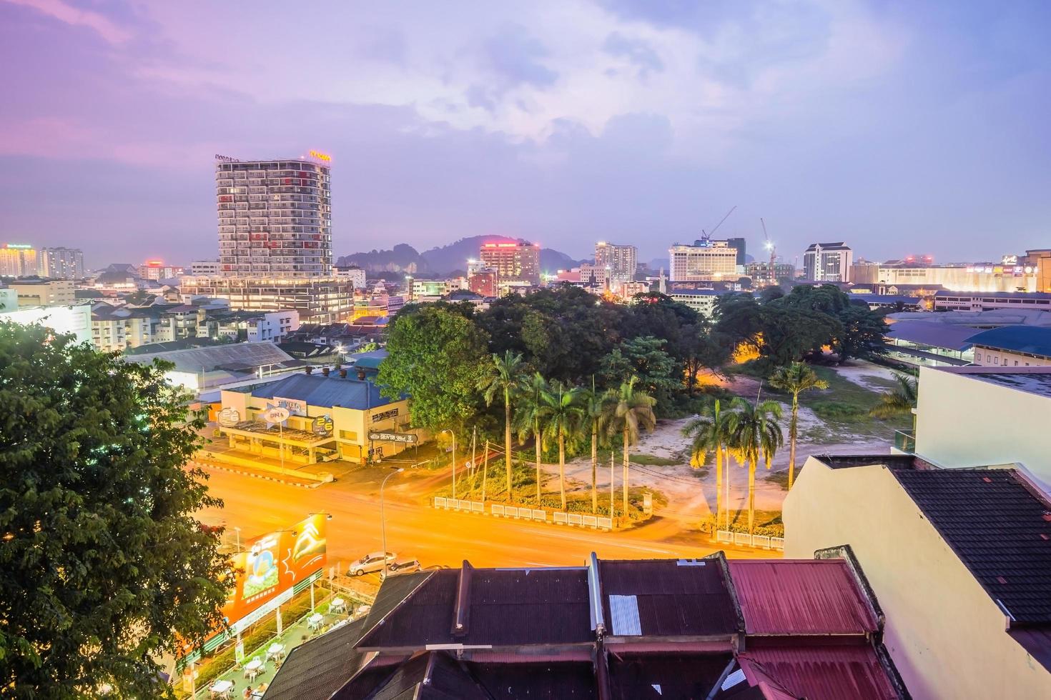 Abendansicht der Stadt Ipoh mit moderner und historischer Architektur foto