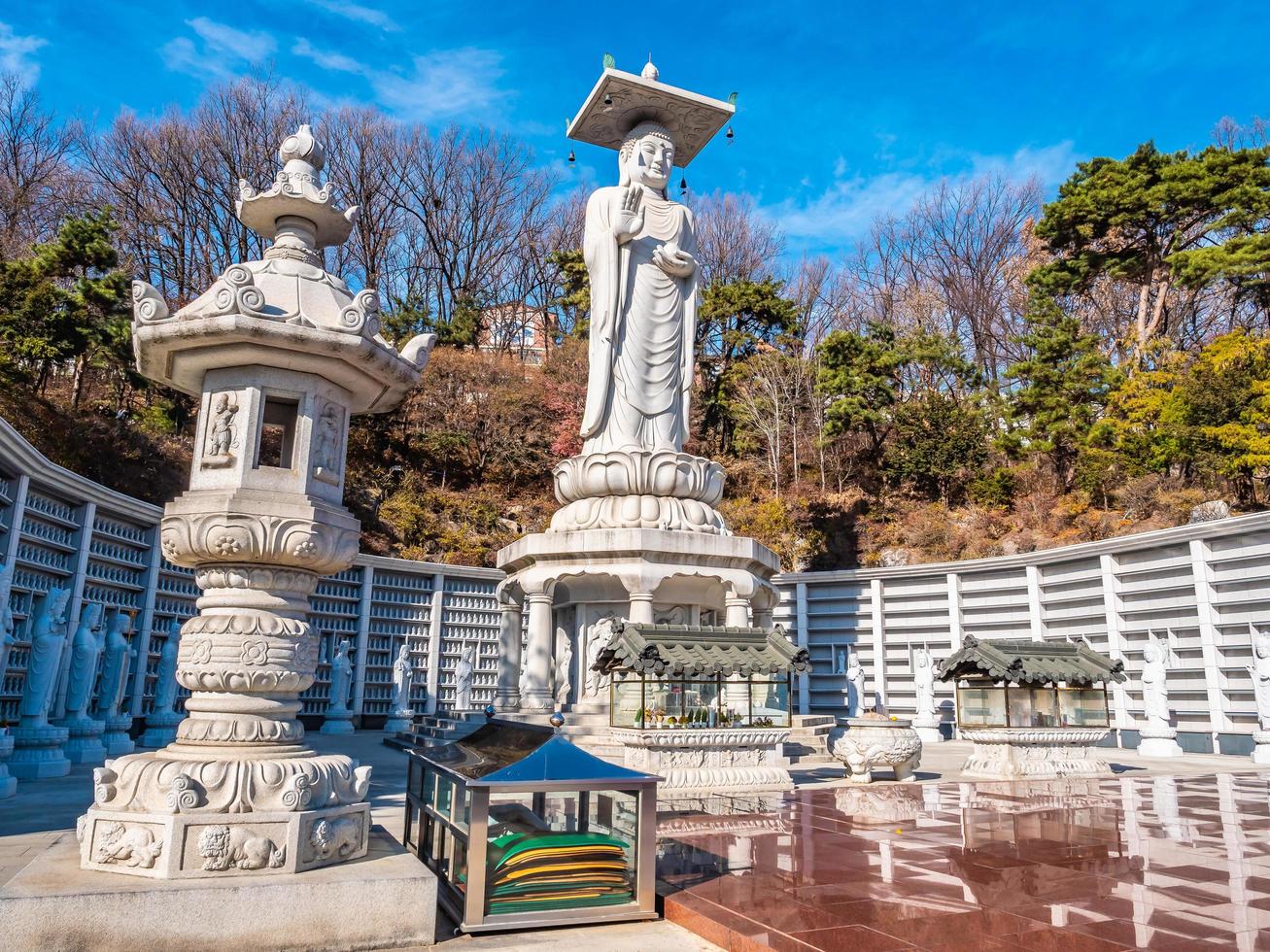 schöne Buddhismus-Statue im Bongeunsa-Tempel foto