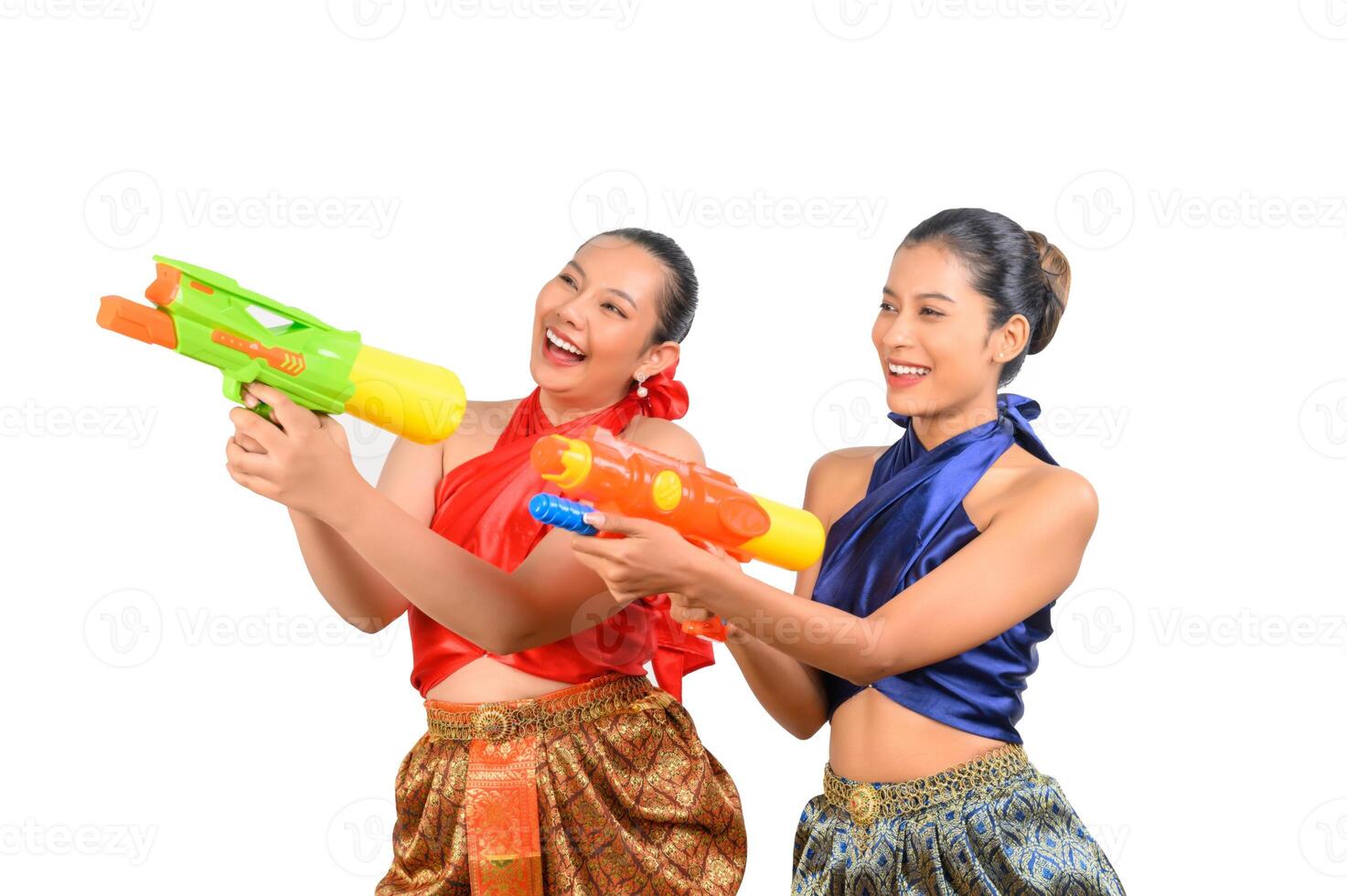 zwei schöne Frauen beim Songkran-Festival mit Wasserpistole foto