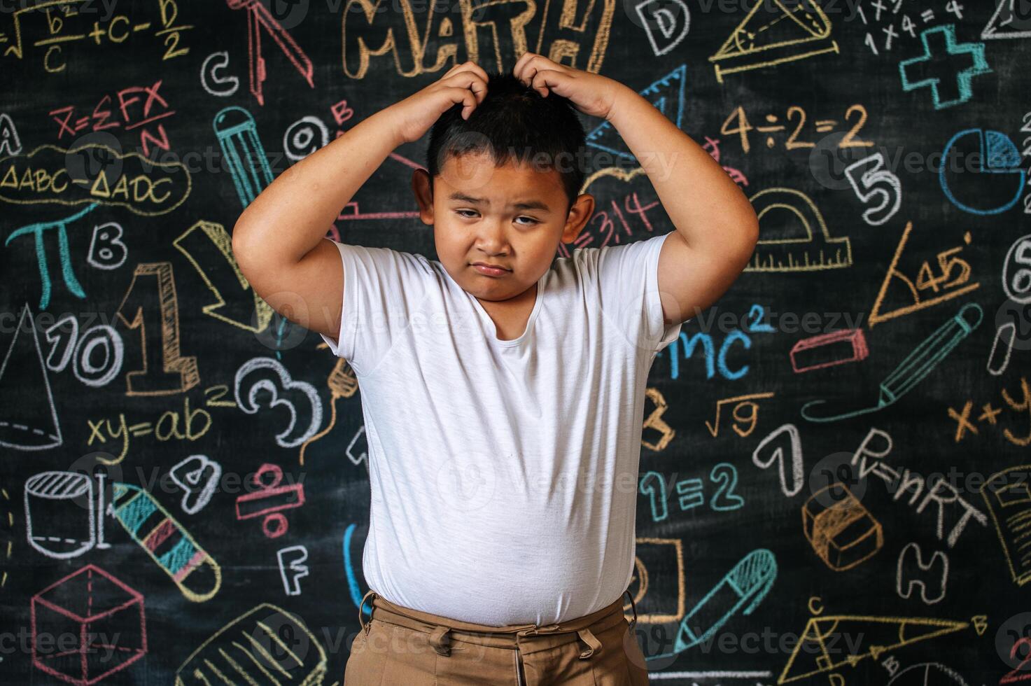 Kind steht und spielt im Klassenzimmer foto