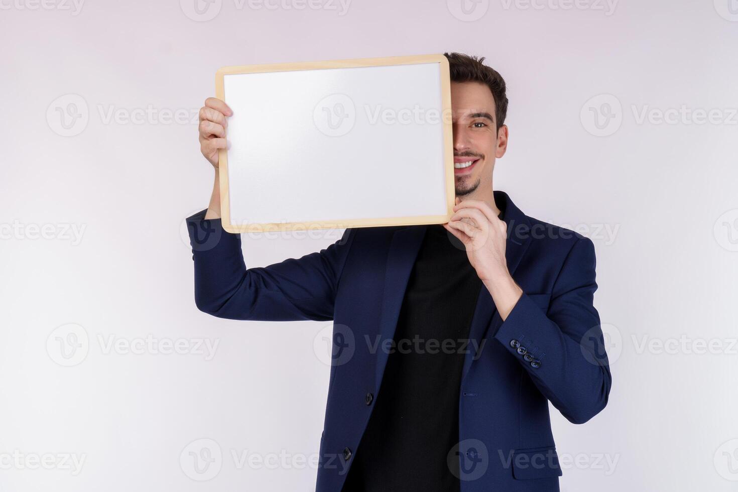 Porträt eines glücklichen Geschäftsmannes, der ein leeres Schild auf isoliertem weißem Hintergrund zeigt foto