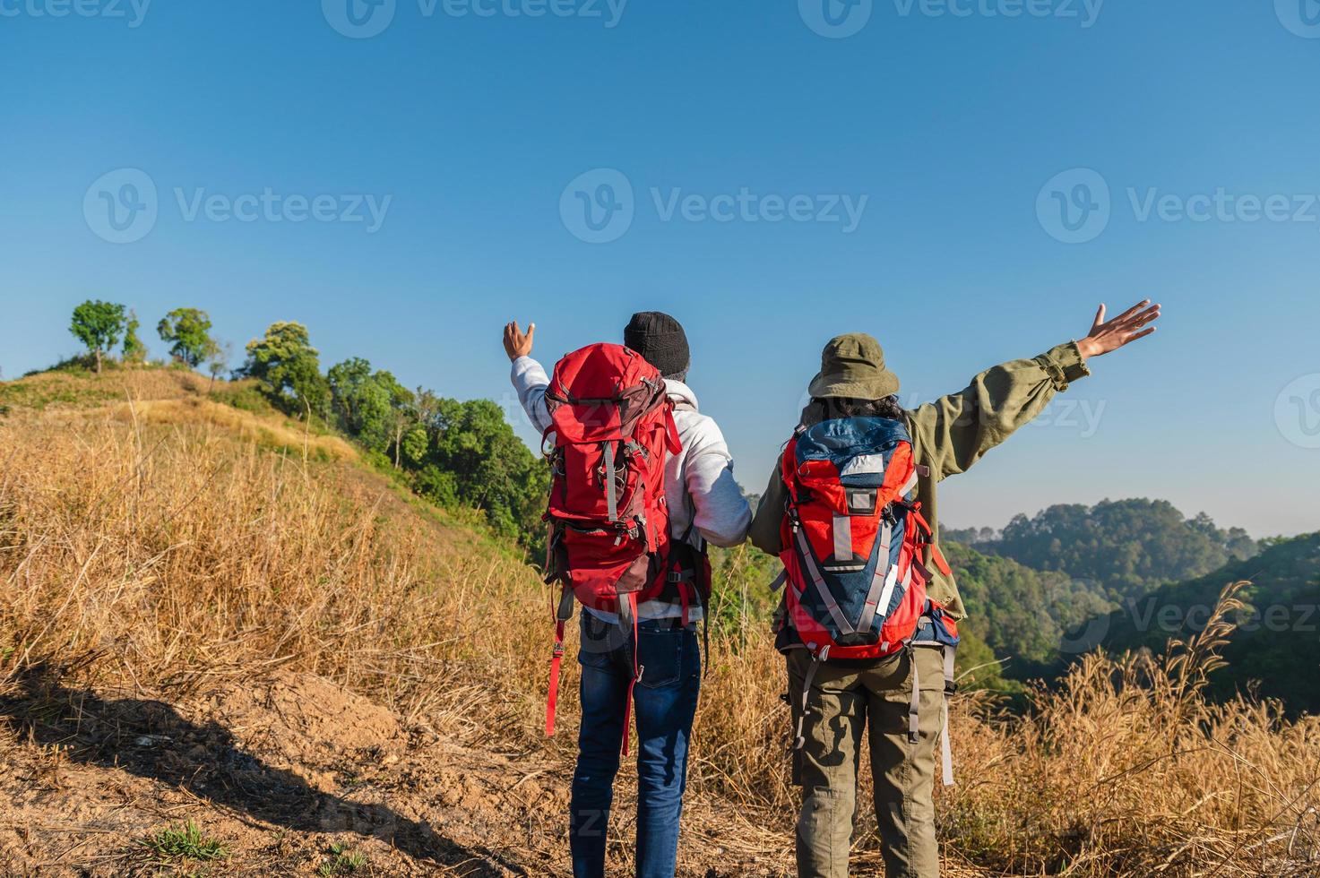 Reisender Paar mit Rucksack Stehen suchen Aussicht auf Berg foto
