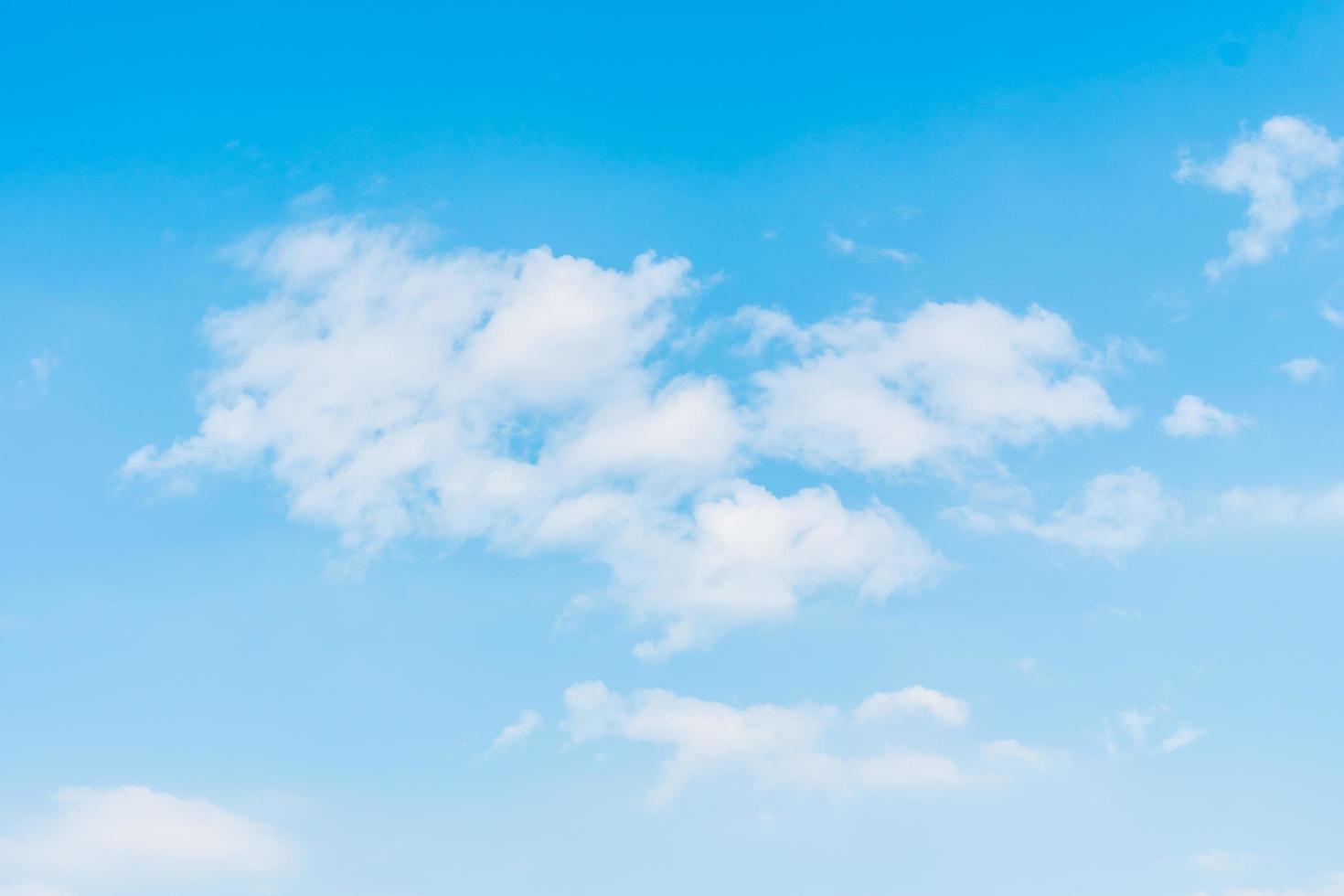 weiße Wolken am blauen Himmel foto