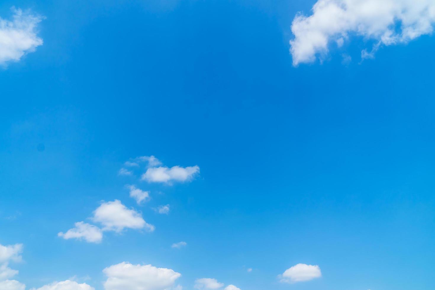 weiße Wolken am blauen Himmel foto