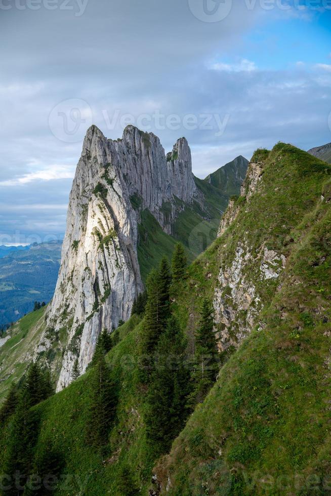 spektakulär Berg Formationen von Schweiz foto