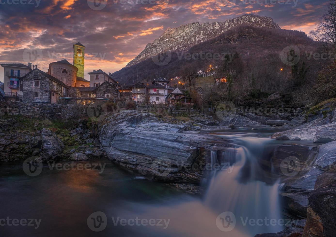 Sonnenuntergang im ein klein Dorf mit ein Wasserfall foto