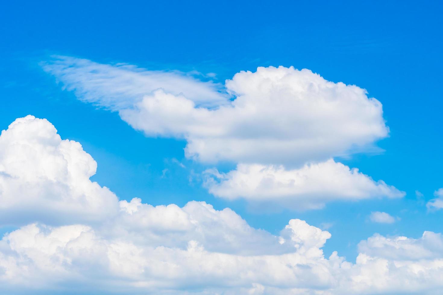 weiße Wolken am blauen Himmel foto