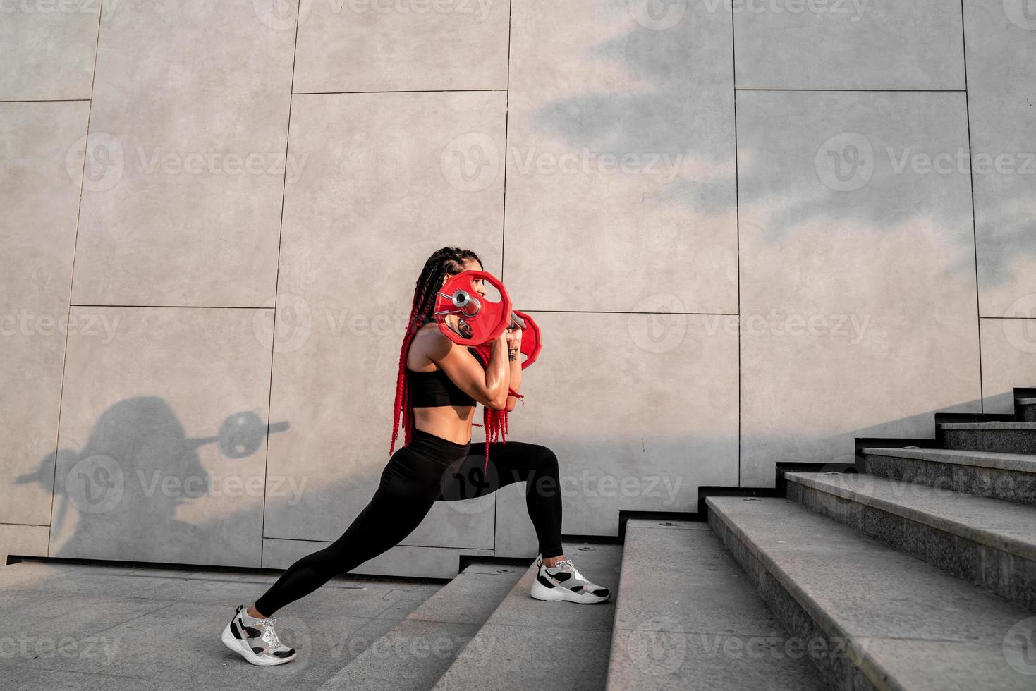 Fitness, Körper Baumeister und Frau mit Hantel Ausbildung, trainieren oder Herausforderung Übung zum Muskel Leistung, Energie und Ziel. stark, Leistung und Sport Person mit Fitnessstudio Motivation und Bodybuilder Herausforderung foto