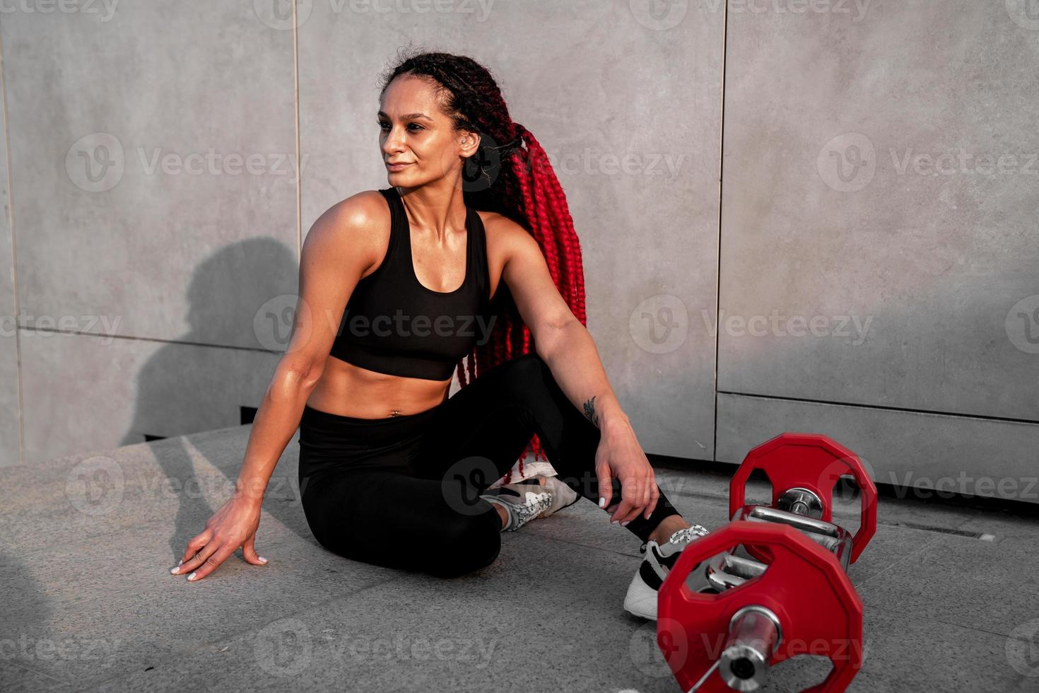 Fitness, Körper Baumeister und Frau mit Hantel Ausbildung, trainieren oder Herausforderung Übung zum Muskel Leistung, Energie und Ziel. stark, Leistung und Sport Person mit Fitnessstudio Motivation und Bodybuilder Herausforderung foto