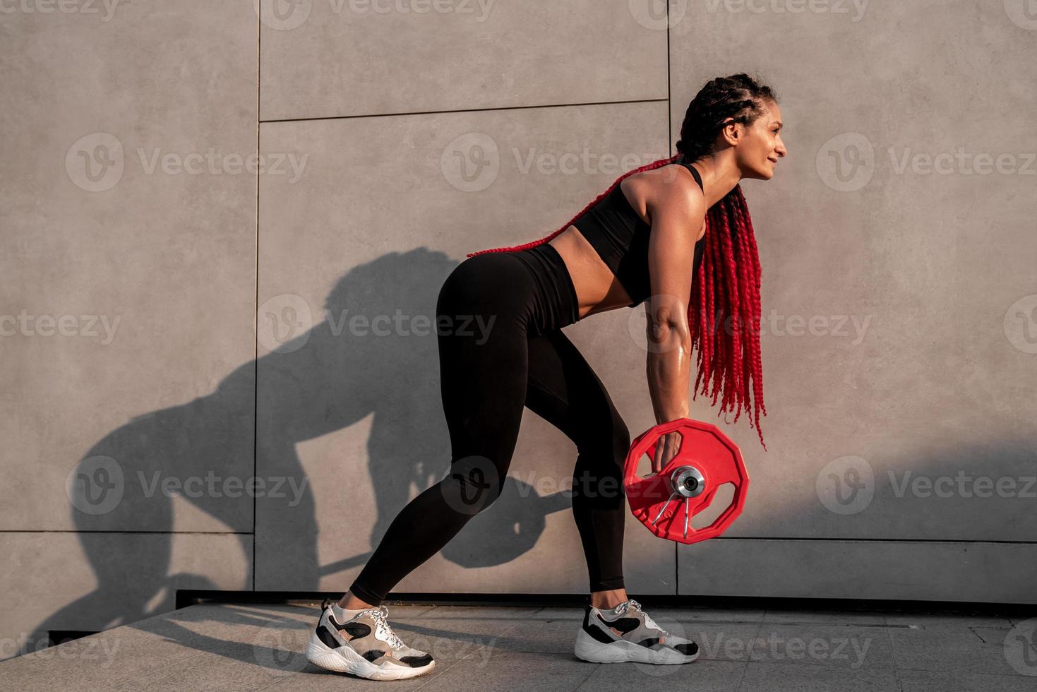 Fitness, Körper Baumeister und Frau mit Hantel Ausbildung, trainieren oder Herausforderung Übung zum Muskel Leistung, Energie und Ziel. stark, Leistung und Sport Person mit Fitnessstudio Motivation und Bodybuilder Herausforderung foto