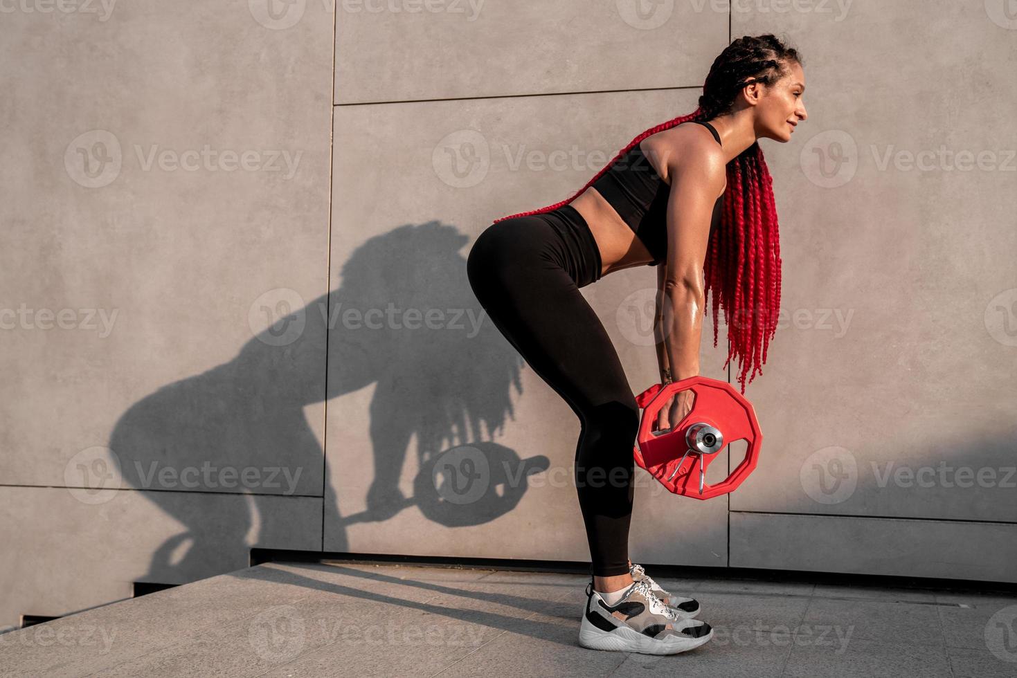 Fitness, Körper Baumeister und Frau mit Hantel Ausbildung, trainieren oder Herausforderung Übung zum Muskel Leistung, Energie und Ziel. stark, Leistung und Sport Person mit Fitnessstudio Motivation und Bodybuilder Herausforderung foto