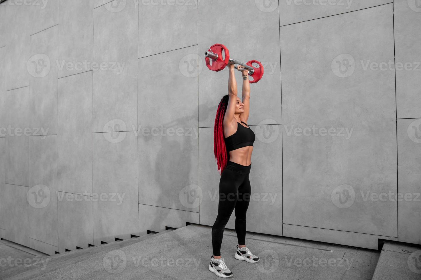 Fitness, Körper Baumeister und Frau mit Hantel Ausbildung, trainieren oder Herausforderung Übung zum Muskel Leistung, Energie und Ziel. stark, Leistung und Sport Person mit Fitnessstudio Motivation und Bodybuilder Herausforderung foto