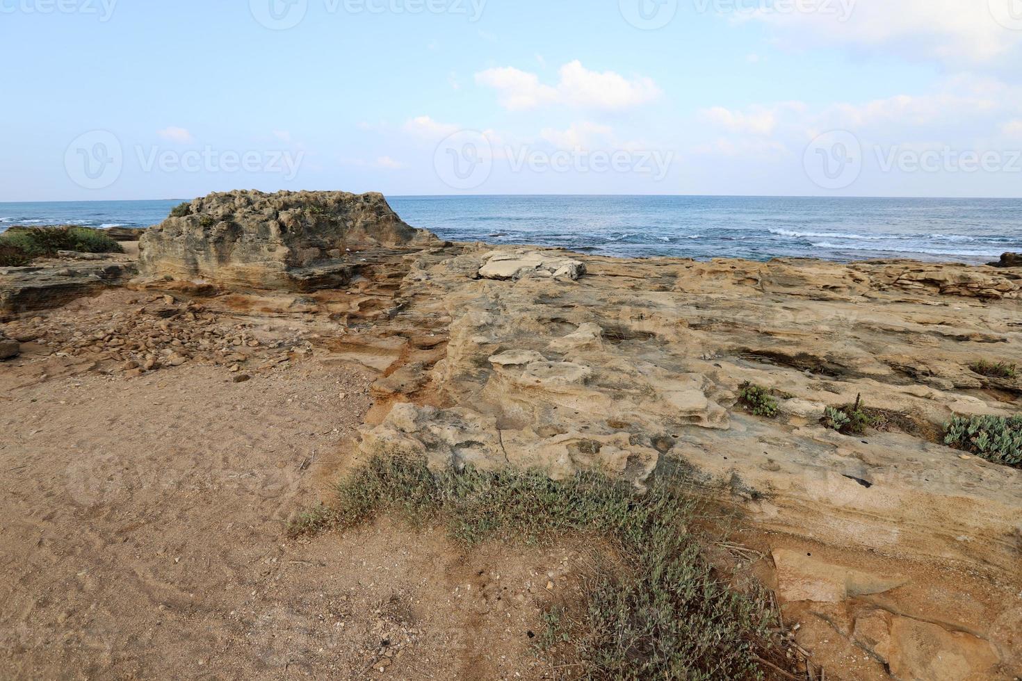 felsiges ufer des mittelmeeres im norden israels. foto