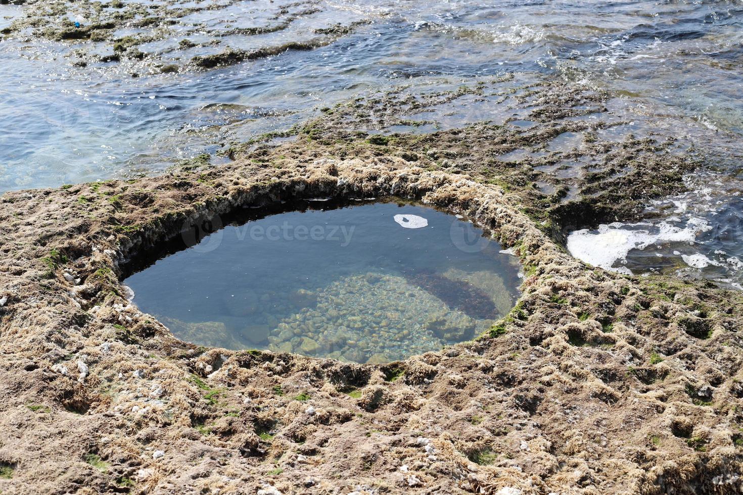 felsiges ufer des mittelmeeres im norden israels. foto