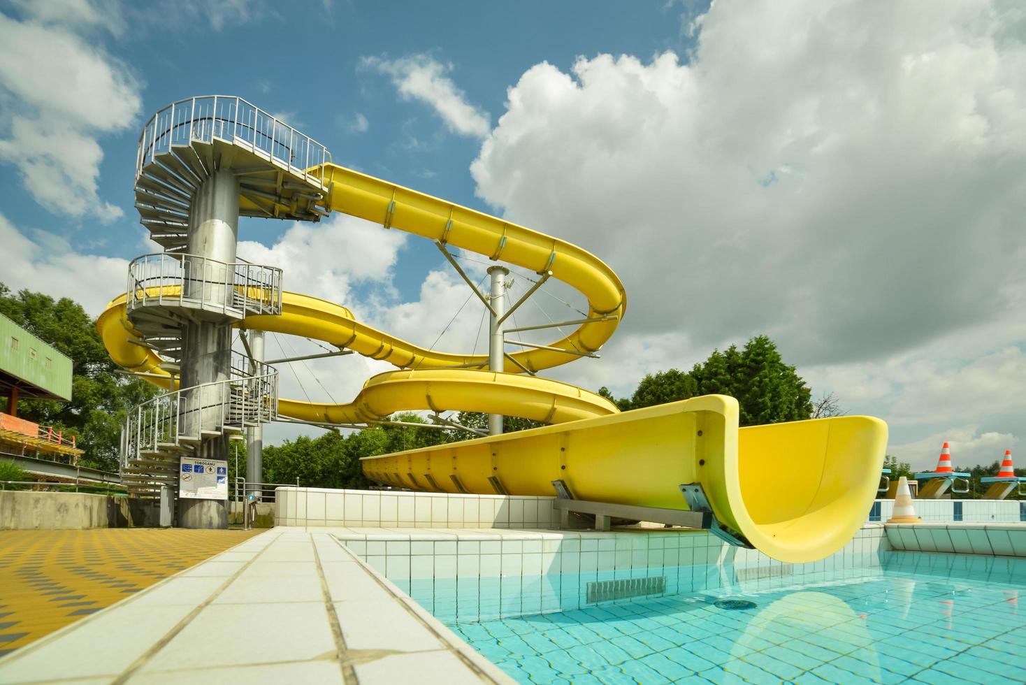 Bild der gelben Wasserrutsche foto