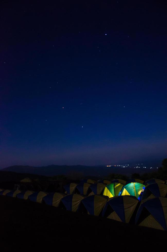 Licht Zelte unter dunkel Zelte im dunkel Blau Himmel foto