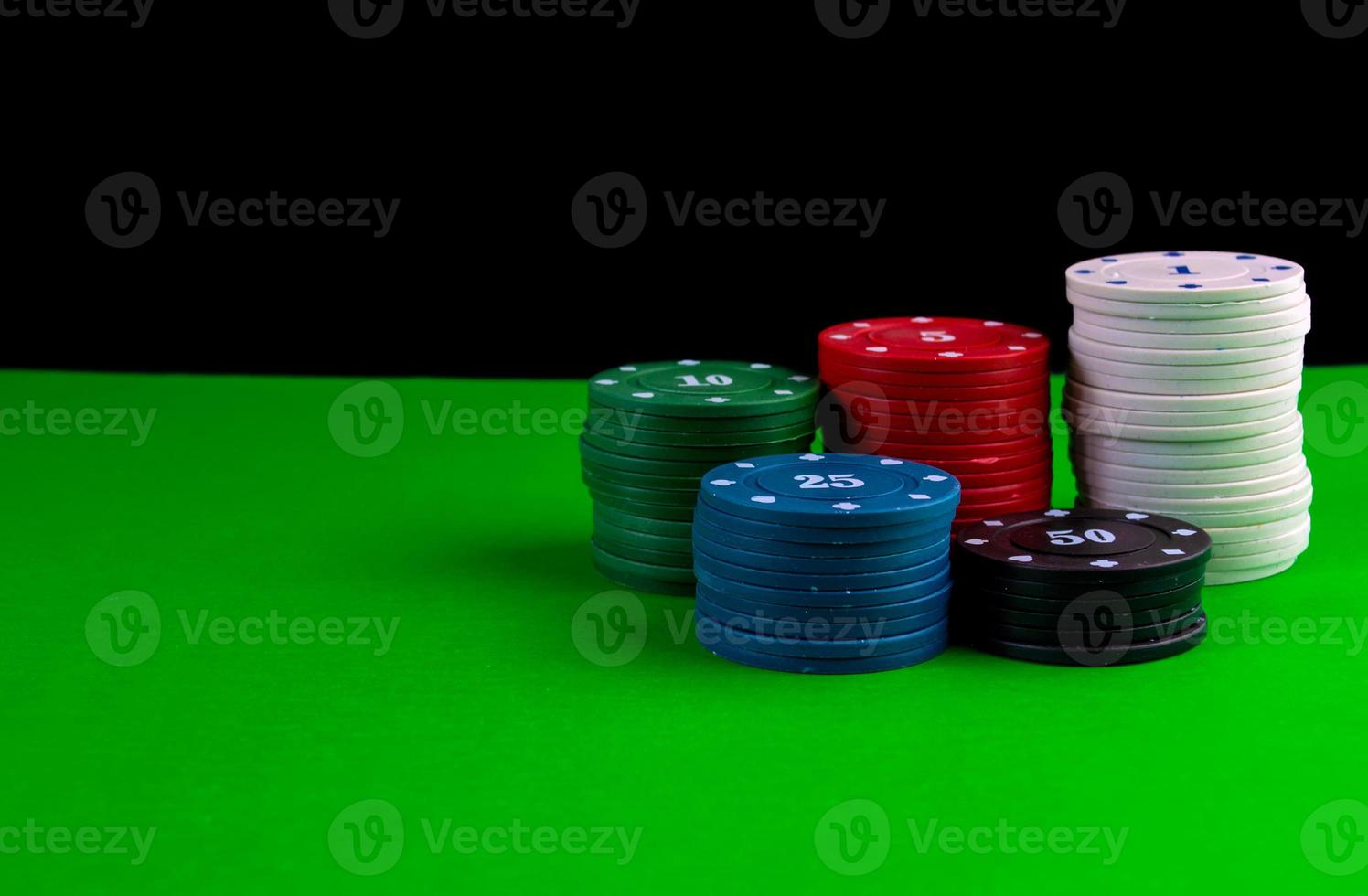 Poker Spiel, Stapel von Chips auf das Poker Tisch. foto