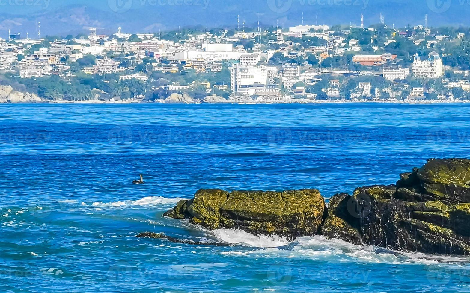 schöne felsen klippen surfer wellen am strand puerto escondido mexiko. foto