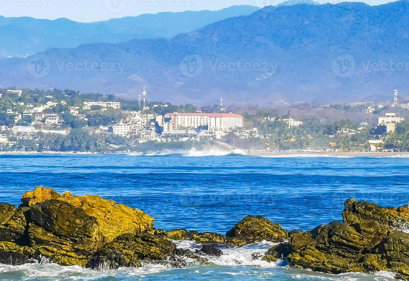 schöne felsen klippen surfer wellen am strand puerto escondido mexiko. foto