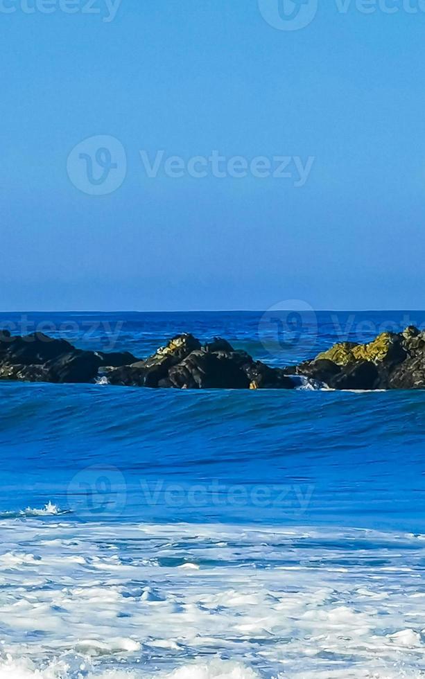 schöne felsen klippen surfer wellen am strand puerto escondido mexiko. foto