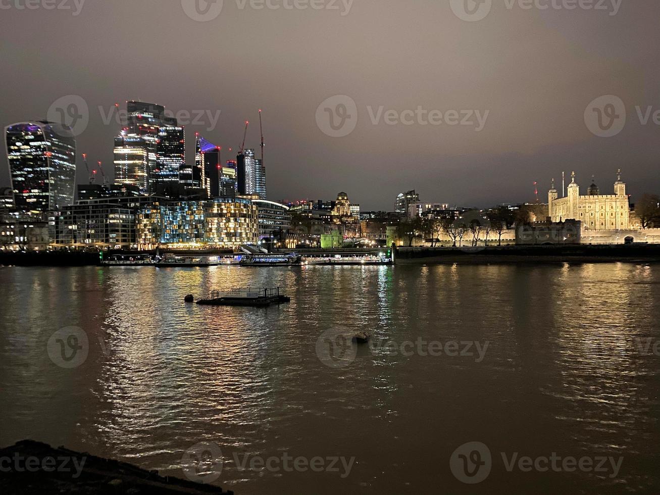 das Fluss Themse beim Nacht mit Betrachtung foto