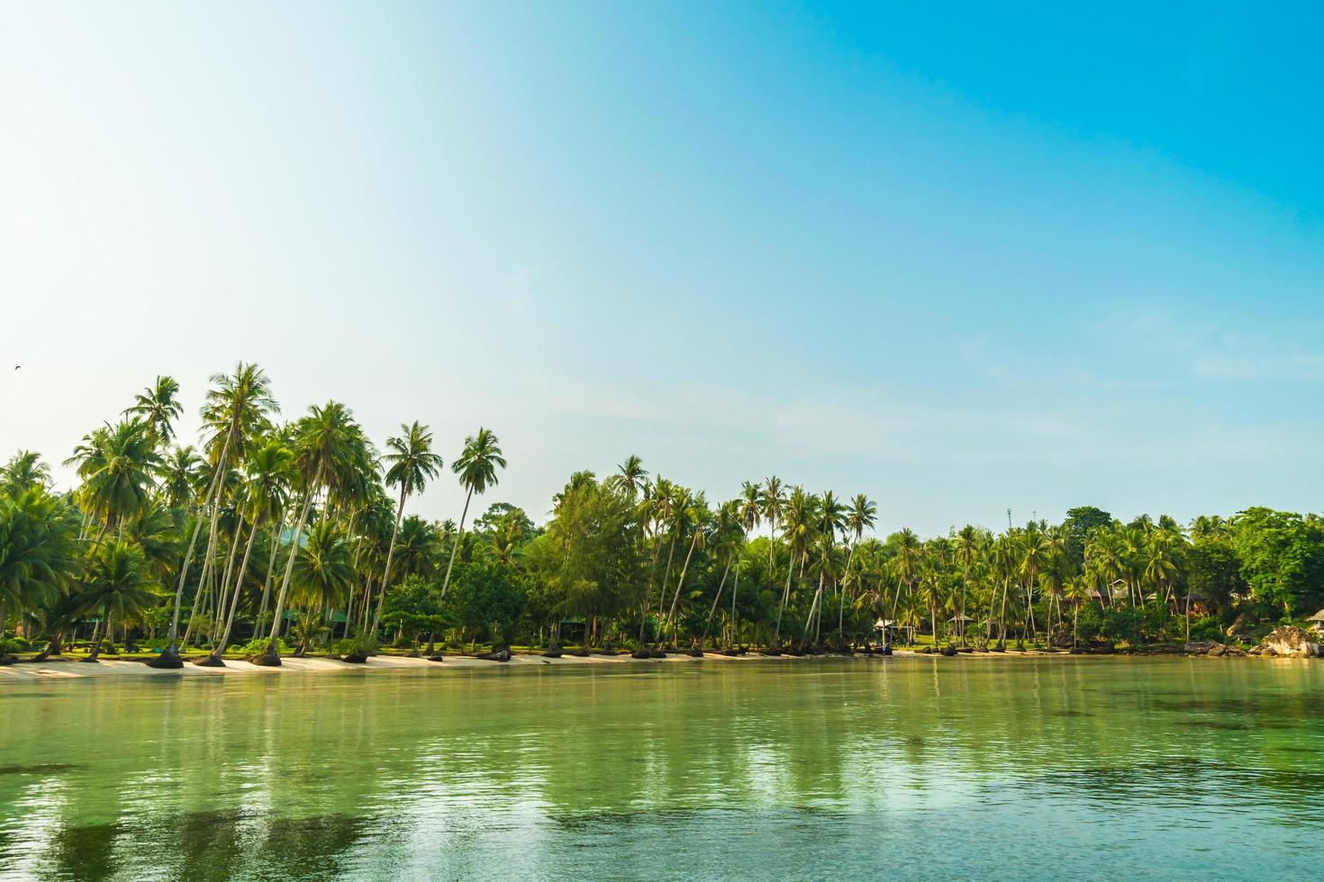 Paradiesinsel mit Strand und Meer foto