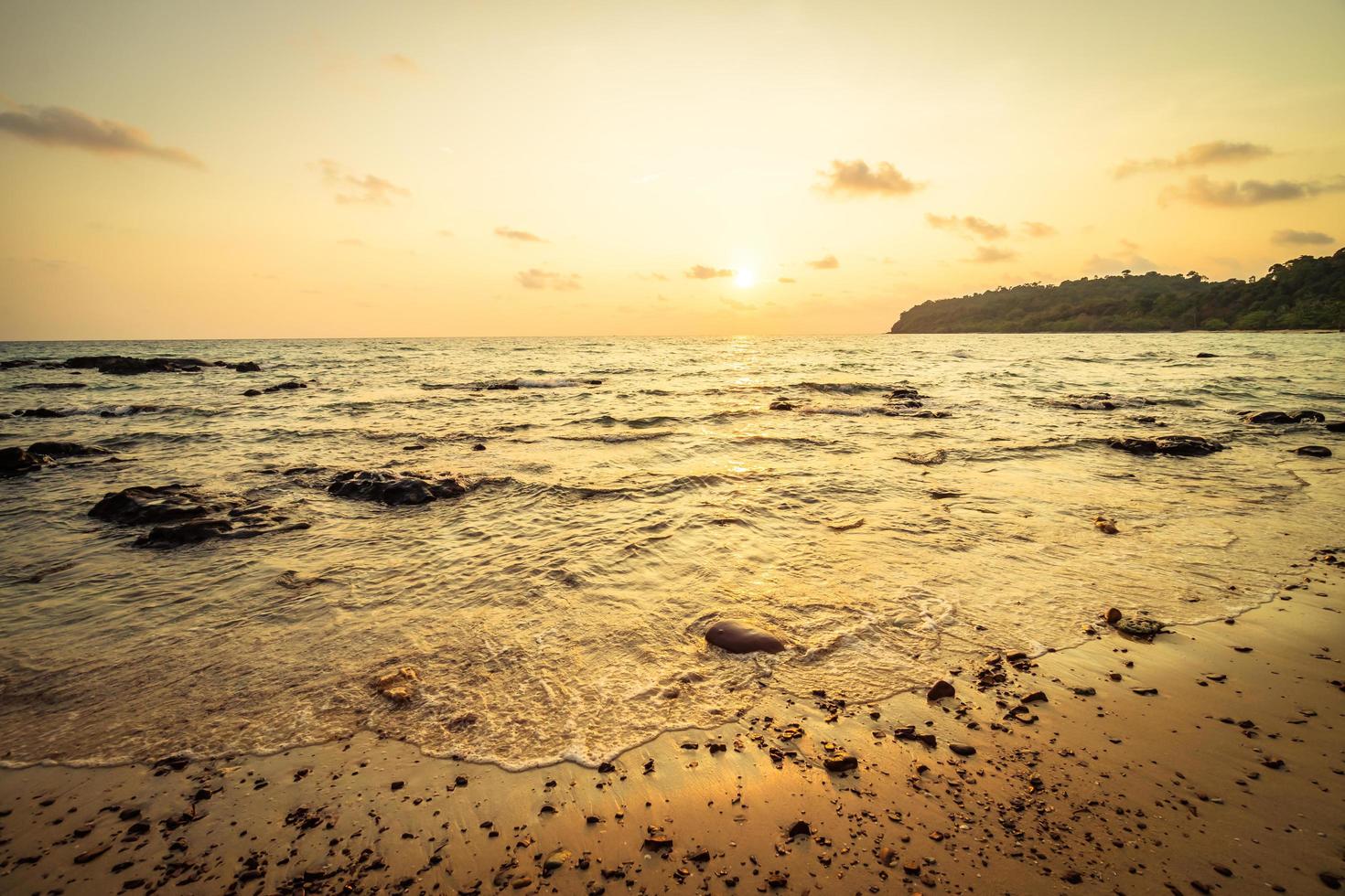 Paradiesinsel mit Strand und Meer foto